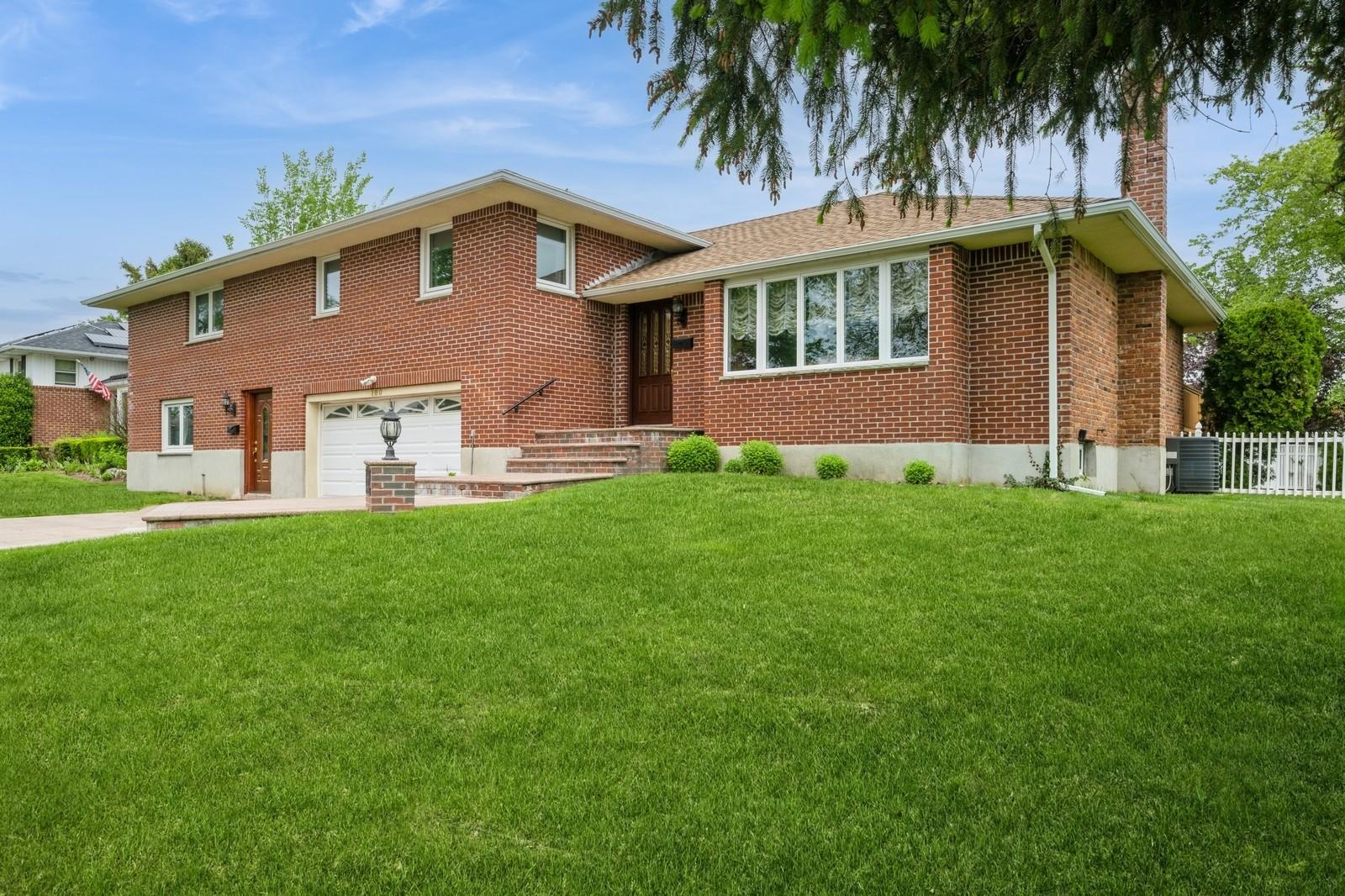 780 Regent Drive, Westbury, New York image 1