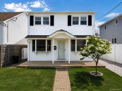 Homes For Sale - 644 SOUTH 8th  Street St<br/> Suffolk County, West Babylon, NY 11757