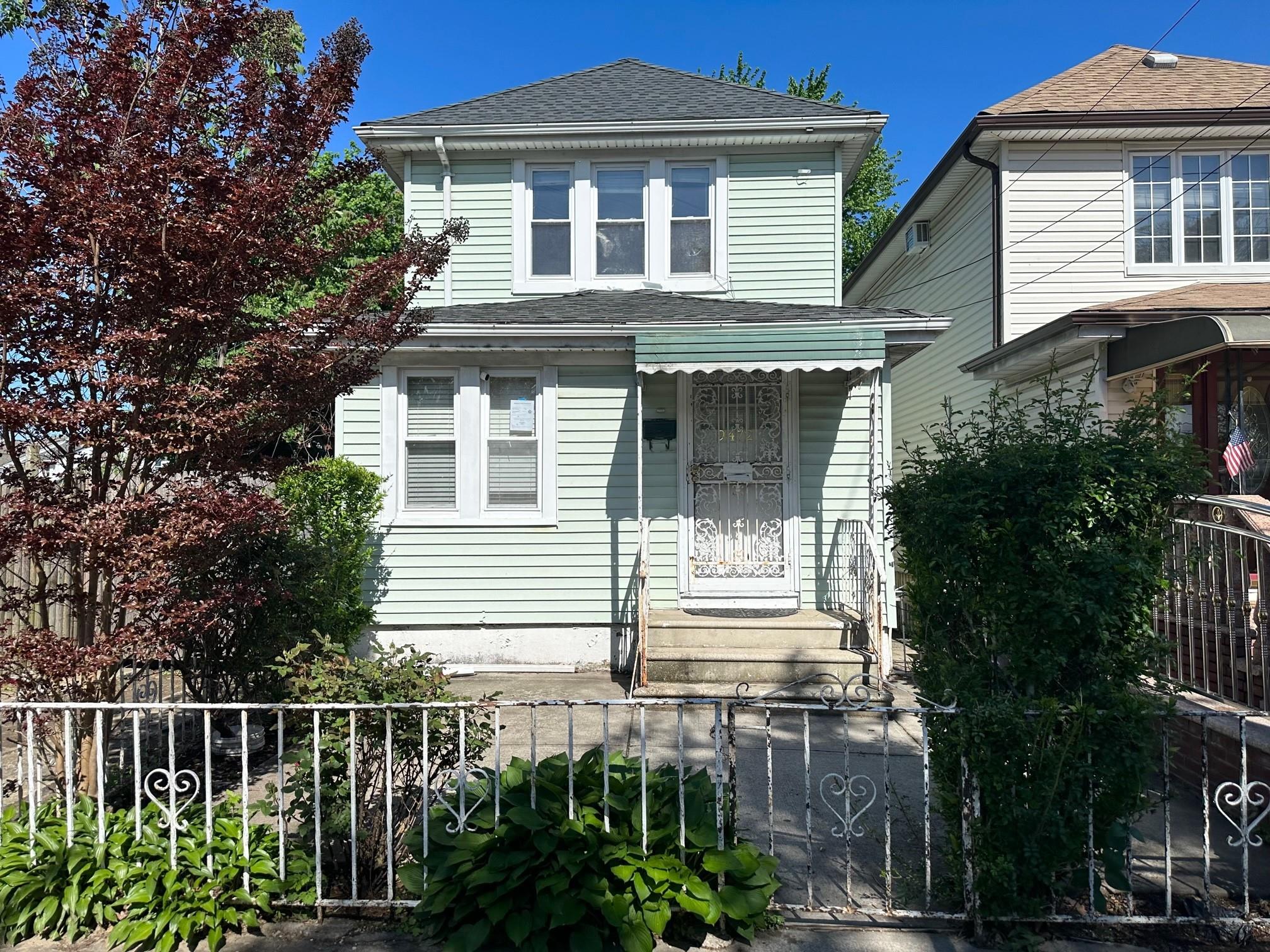 199 Street, Hollis, Queens, NY - 3 Bedrooms  
1 Bathrooms  
1 Rooms - 