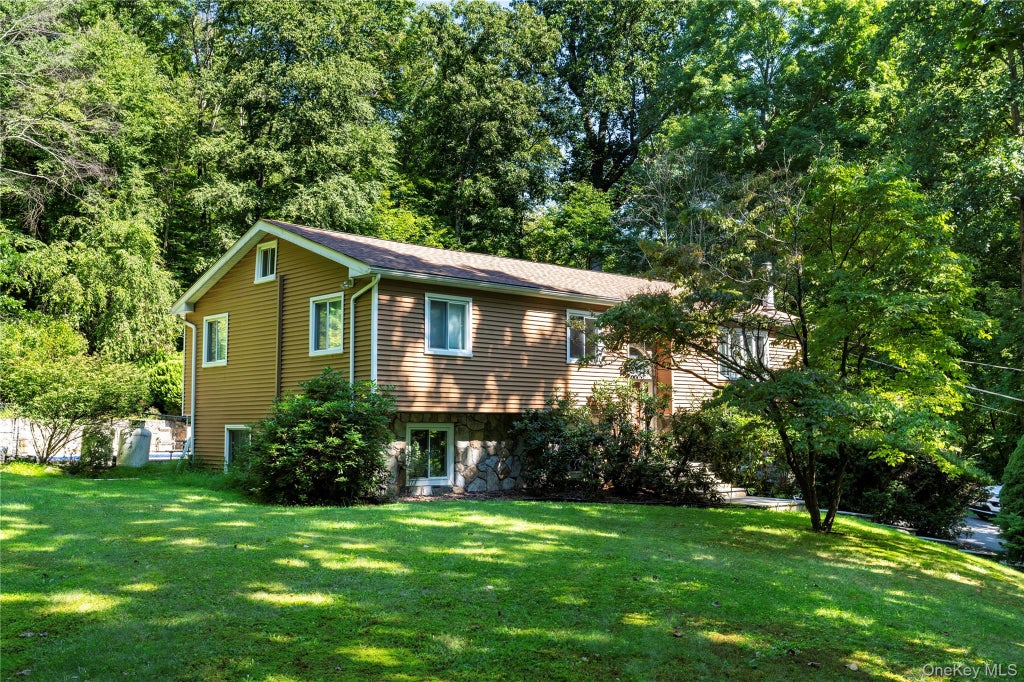 Photo of 137 W Shore Drive, Putnam Valley, NY 10579 (MLS # 1042948)