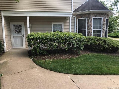 Condo For Sale - 170 Larry Lane<br/> Dix Hills, NY 11746