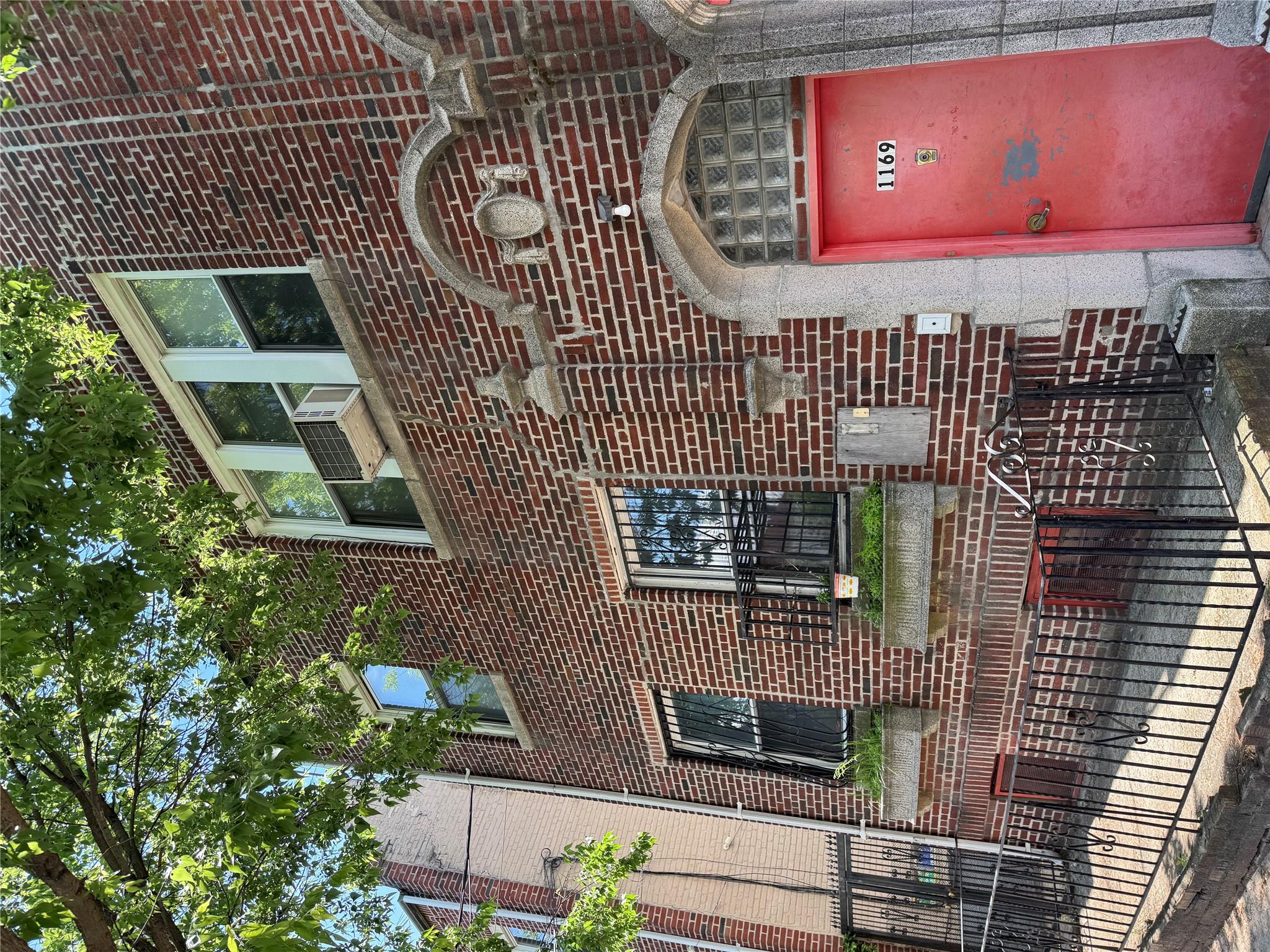 Leland Avenue, Bronx, New York - 7 Bedrooms  
4 Bathrooms - 