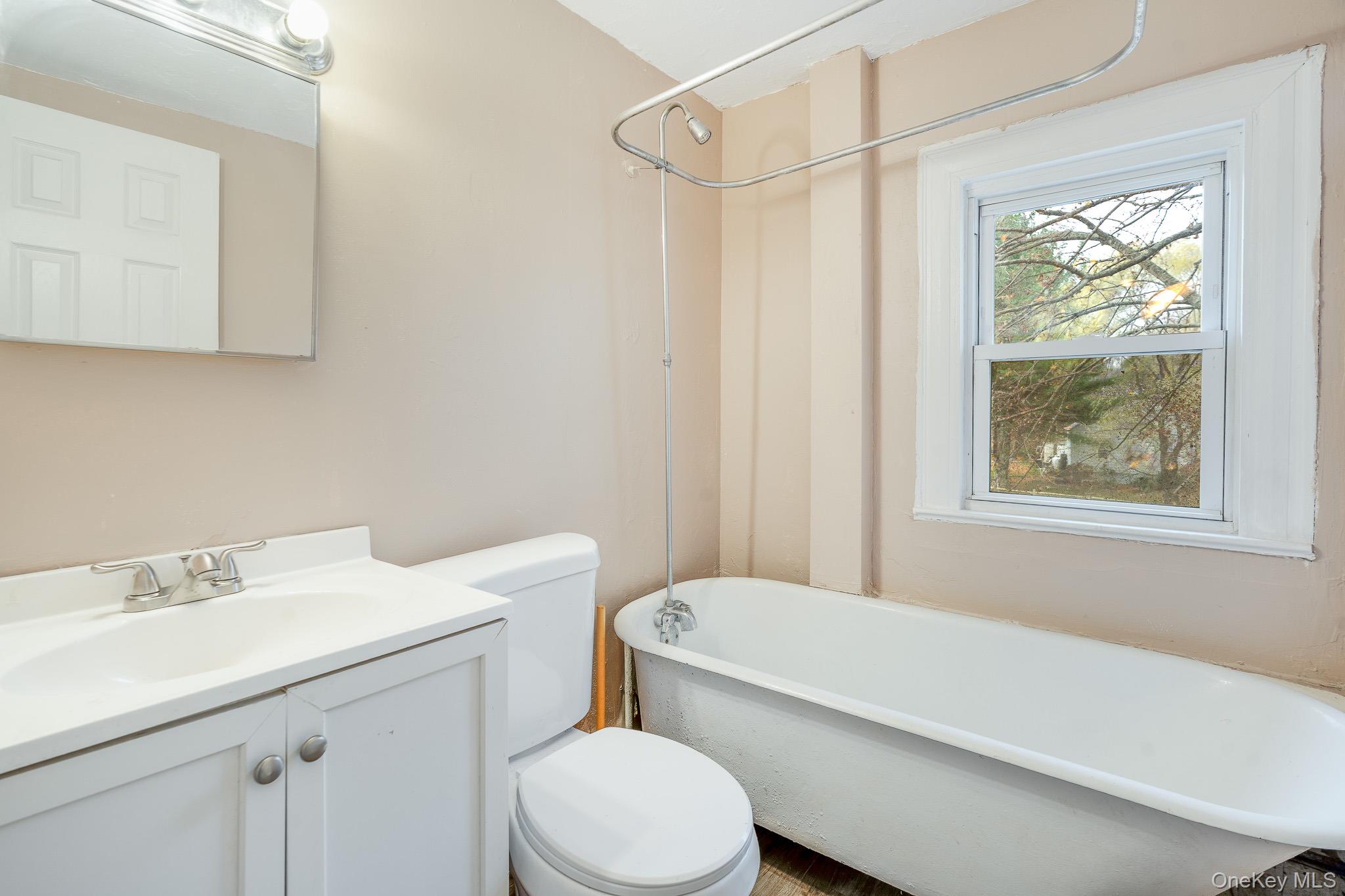 Hyde Park, New York 12538, United States, 4 Bedrooms Bedrooms, ,2 BathroomsBathrooms,Residential,Active,245583