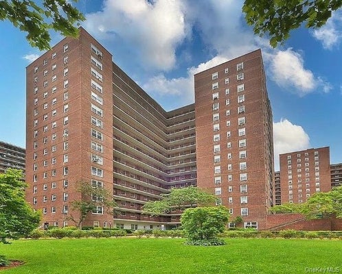 ADDRESS PRIVATE, REGO PARK, NY  - Image 8f22b5cf5e50fada106c5eaf42e788a4/3319978063