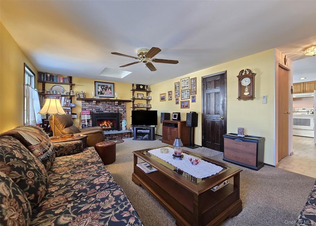 Photo of 15 Mountain Street, Ronkonkoma, NY 11779 (MLS # 957078)