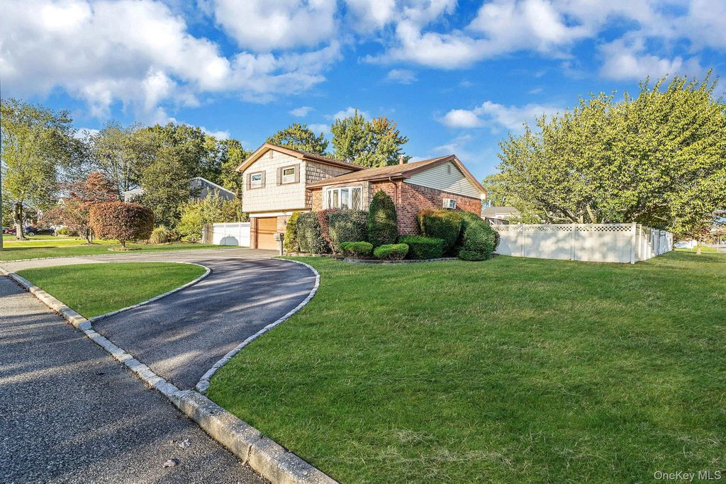 Photo of 337 W 20th Street, Deer Park, NY 11729 (MLS # 923005)