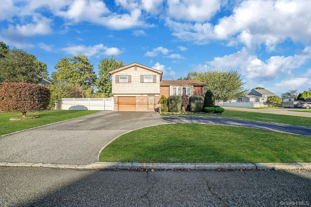 Photo of 337 W 20th Street, Deer Park, NY 11729 (MLS # 923005)