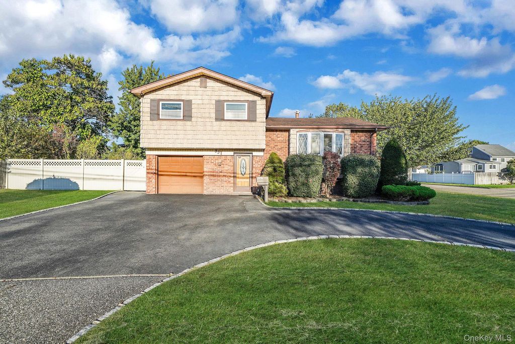 Photo of 337 W 20th Street, Deer Park, NY 11729 (MLS # 923005)
