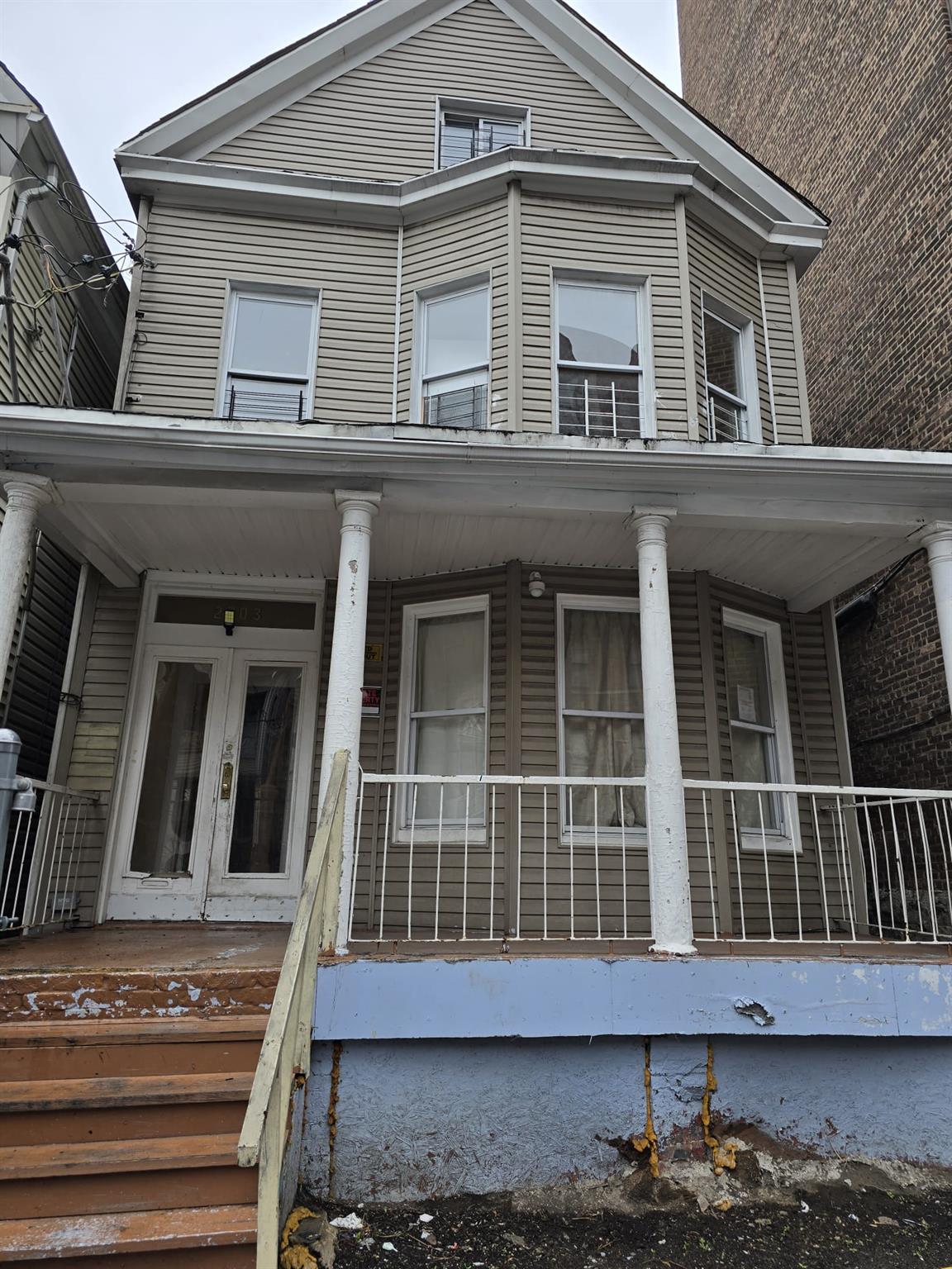 Bainbridge Avenue, Bronx, New York - 6 Bedrooms  
2 Bathrooms  
10 Rooms - 