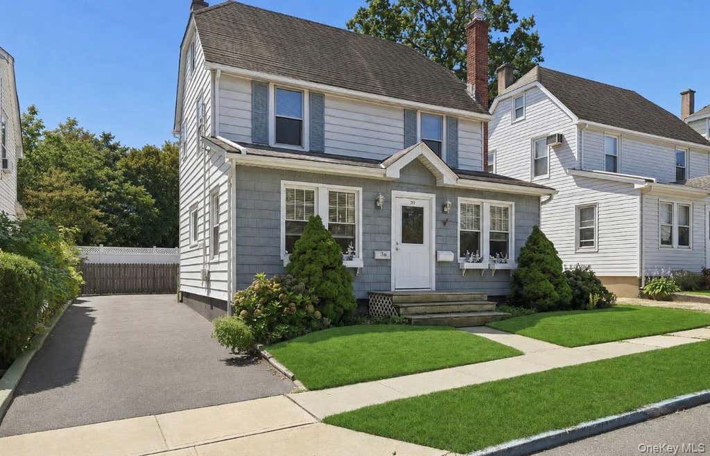 Photo of 36 Hawthorne Street, Williston Park, NY 11596 (MLS # 1037687)