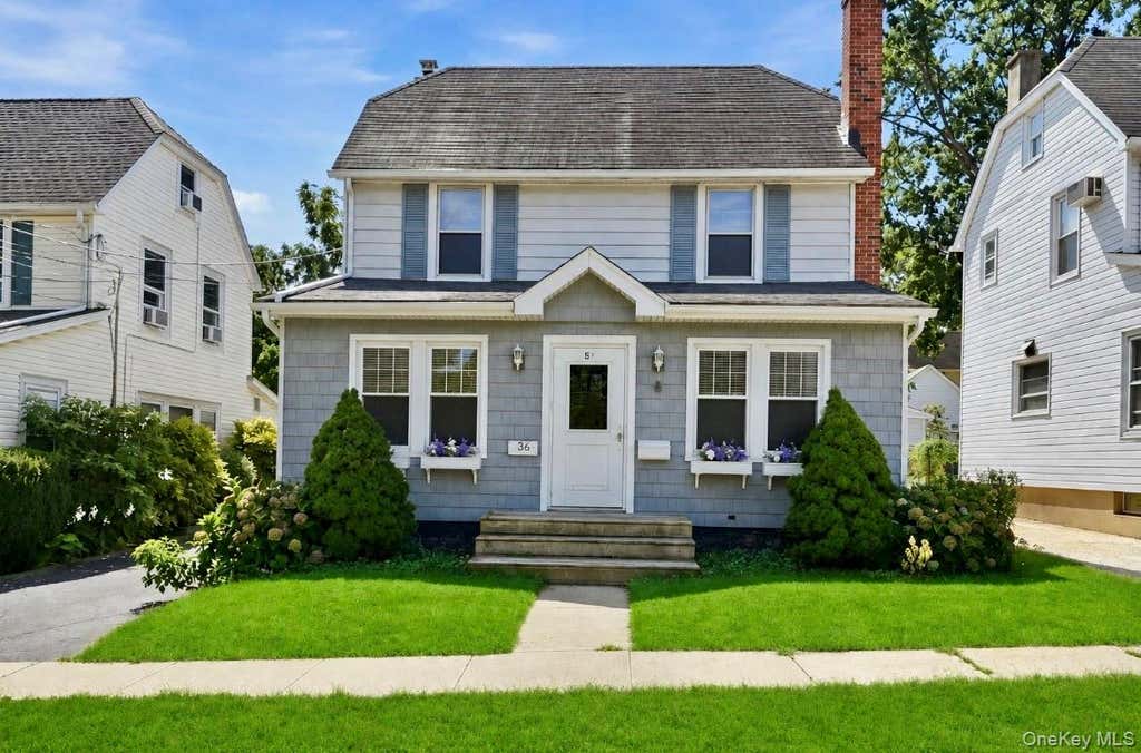 Photo of 36 Hawthorne Street, Williston Park, NY 11596 (MLS # 1037687)