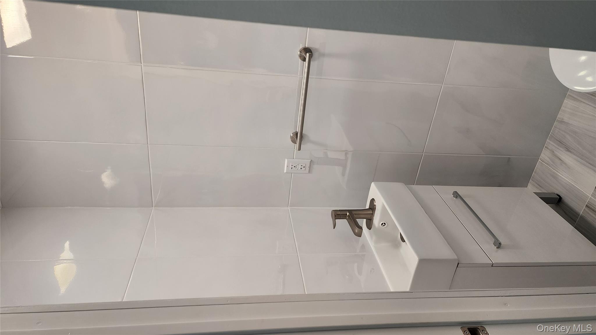 Glen Cove, New York 11542, United States, 3 Bedrooms Bedrooms, ,3 BathroomsBathrooms,Residential,Active,239313