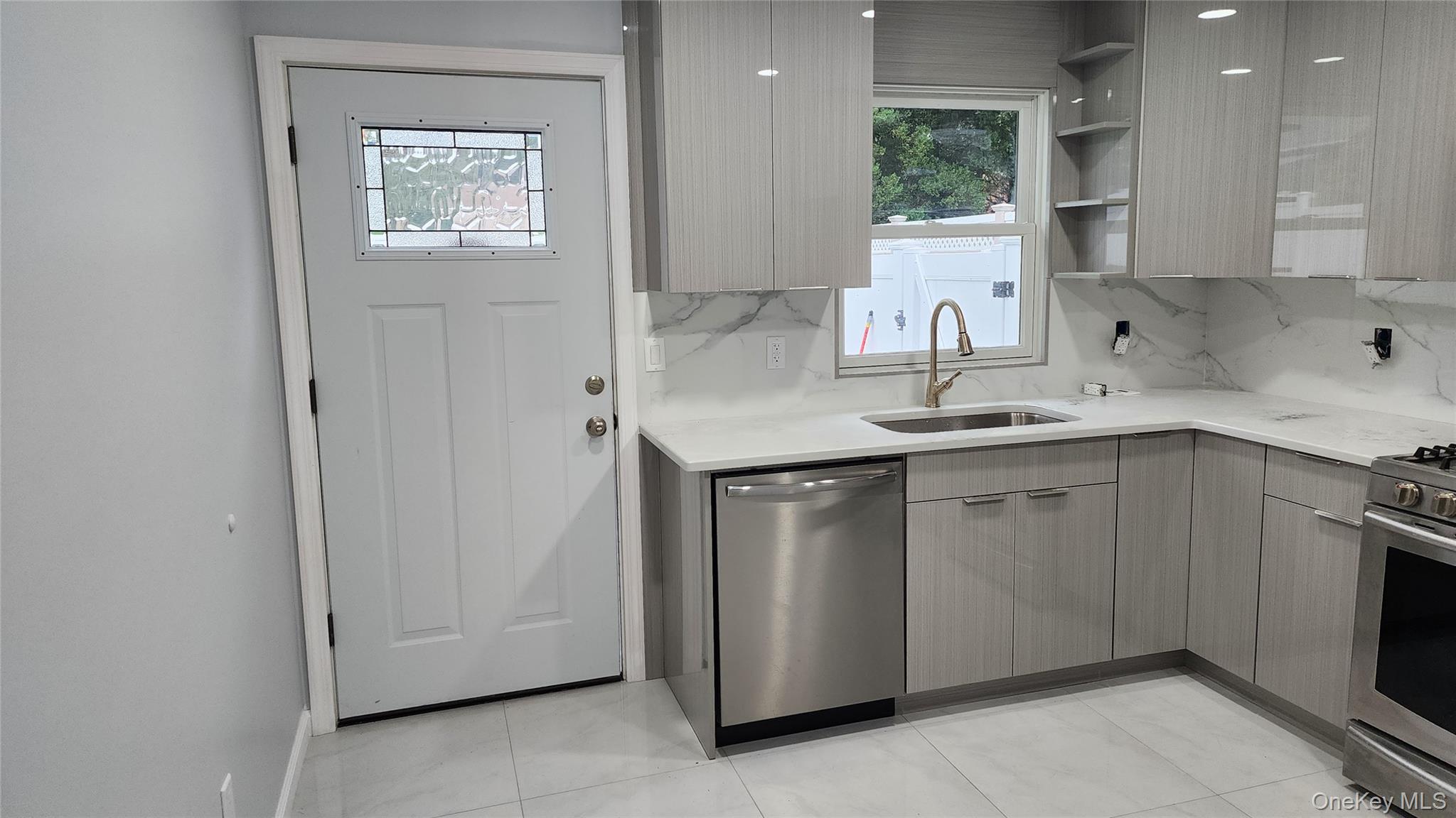 Glen Cove, New York 11542, United States, 3 Bedrooms Bedrooms, ,3 BathroomsBathrooms,Residential,Active,239313