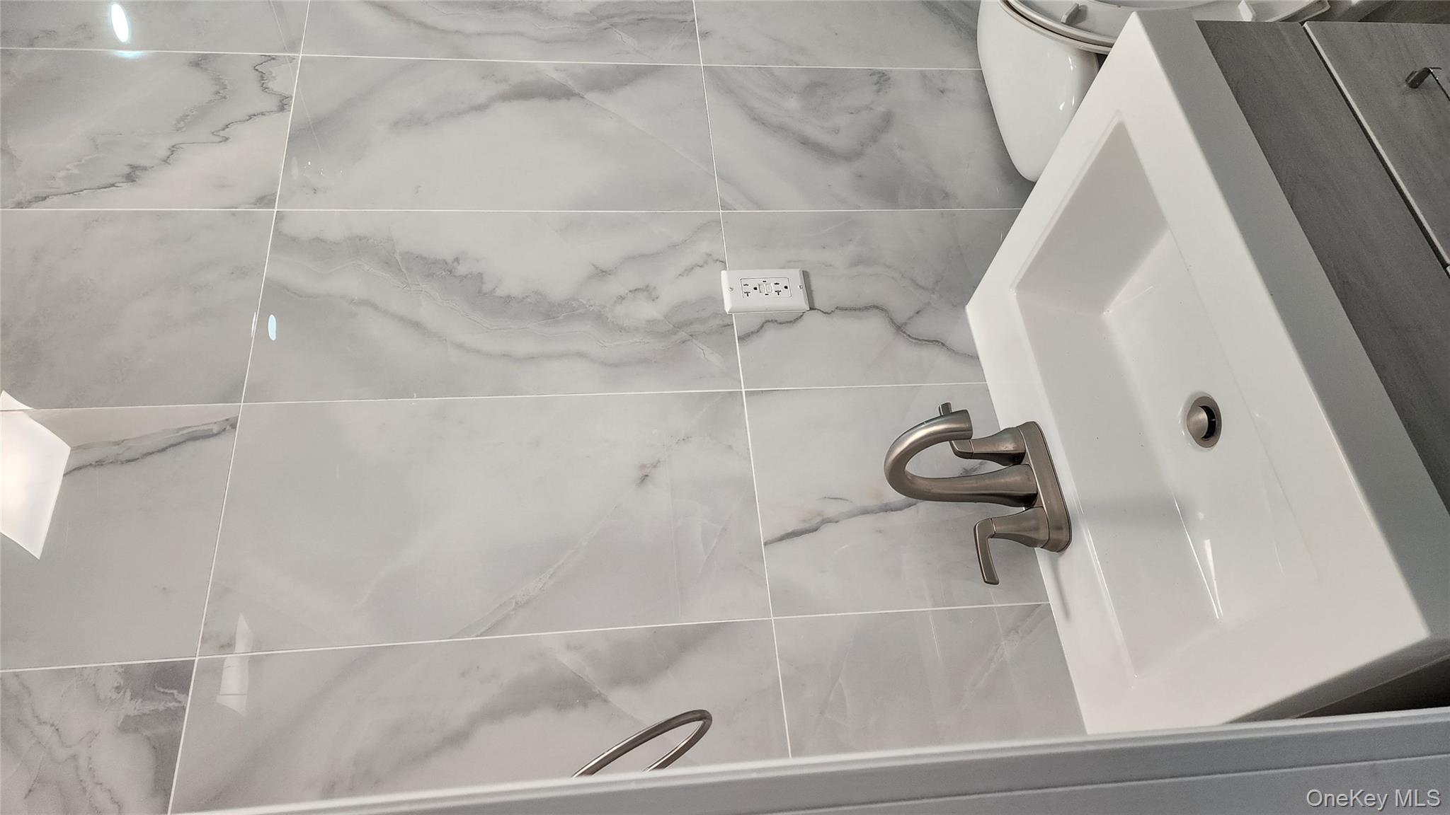 Glen Cove, New York 11542, United States, 3 Bedrooms Bedrooms, ,3 BathroomsBathrooms,Residential,Active,239313