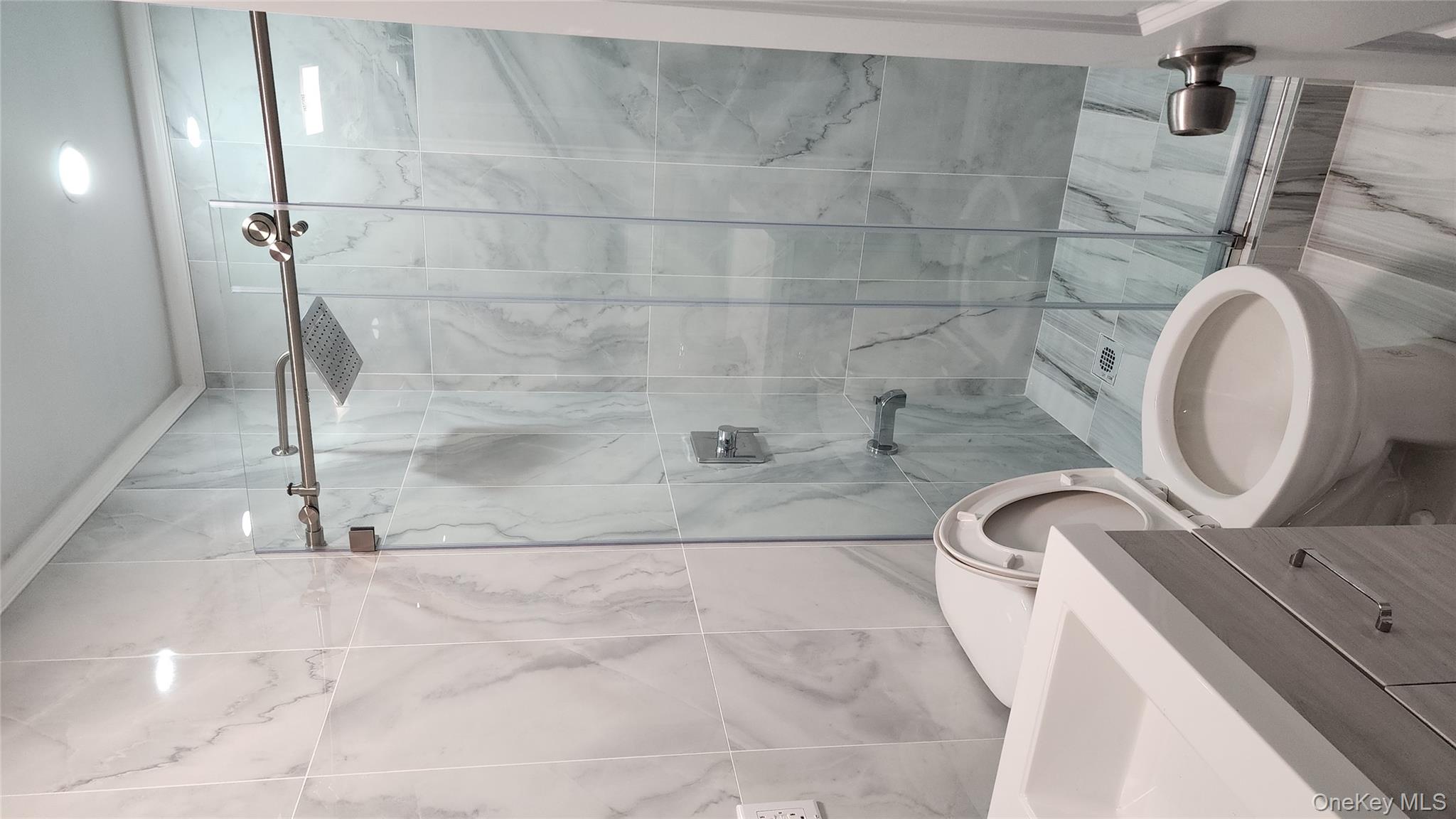 Glen Cove, New York 11542, United States, 3 Bedrooms Bedrooms, ,3 BathroomsBathrooms,Residential,Active,239313