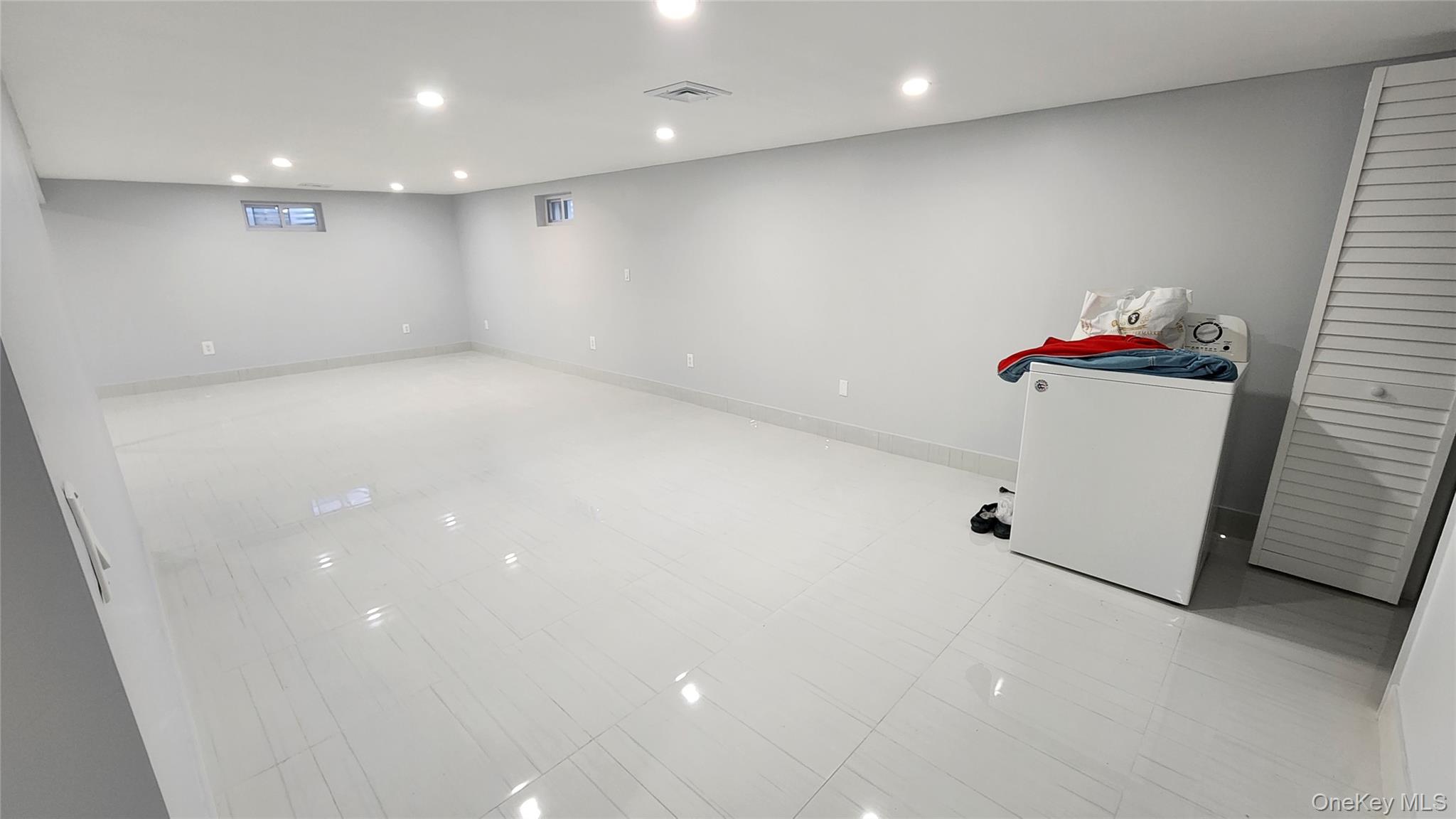 Glen Cove, New York 11542, United States, 3 Bedrooms Bedrooms, ,3 BathroomsBathrooms,Residential,Active,239313