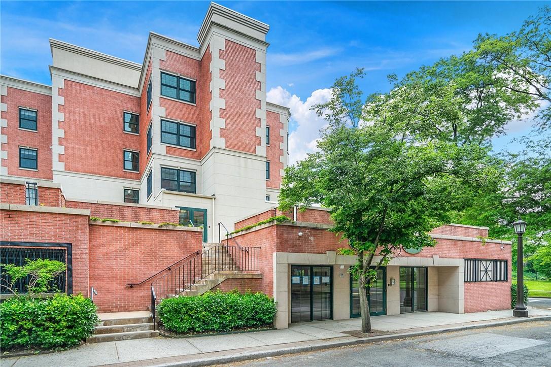 Sheldrake Place 101-6, Mamaroneck, New York - 2 Bedrooms  
2 Bathrooms  
4 Rooms - 