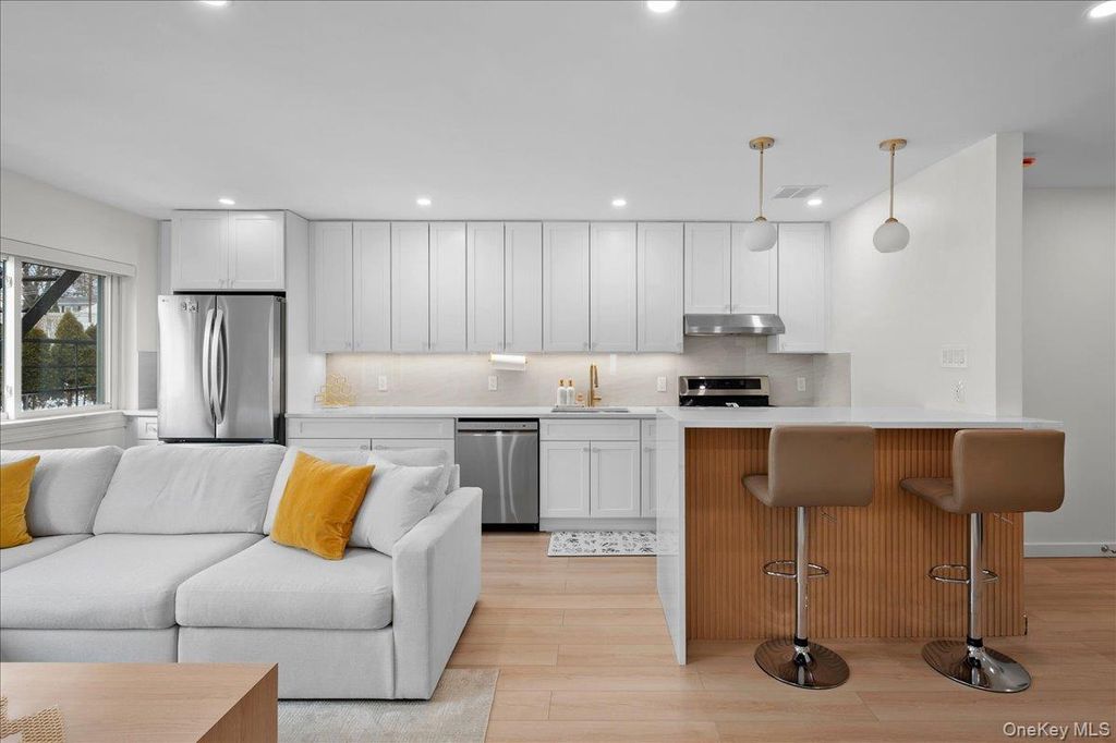 Photo of 900 Midland Avenue #2G, Yonkers, NY 10704 (MLS # 963109)