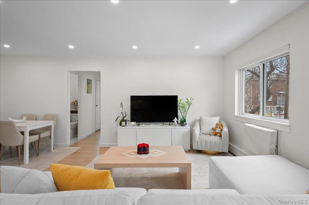 Photo of 900 Midland Avenue #2G, Yonkers, NY 10704 (MLS # 963109)