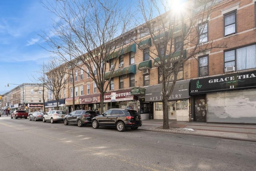 Rental Property at Myrtle Avenue 3rd Floor, Ridgewood, Queens, NY - Bedrooms: 3 
Bathrooms: 1 
Rooms: 5  - $3,000 MO.