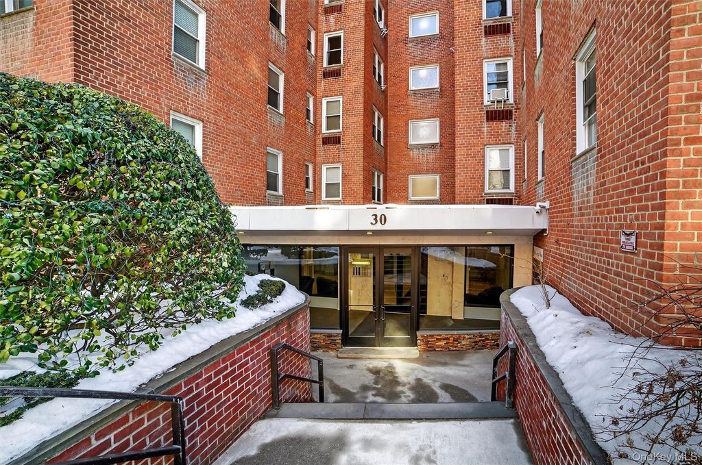Photo of 30 E Hartsdale Avenue #2J, Hartsdale, NY 10530 (MLS # 963418)