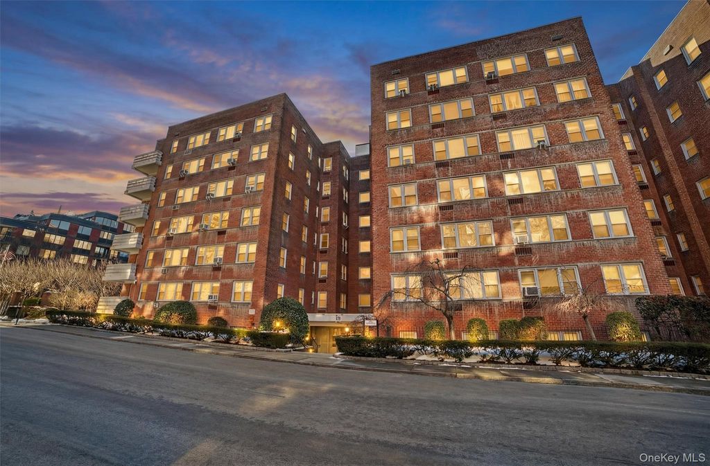 Photo of 30 E Hartsdale Avenue #2J, Hartsdale, NY 10530 (MLS # 963418)