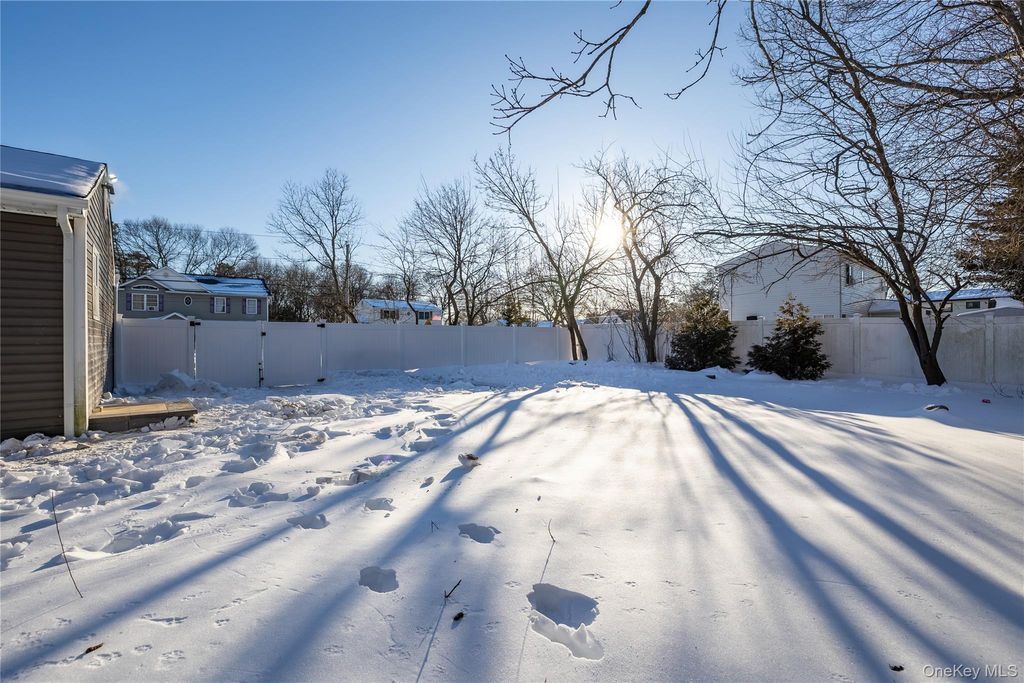 Photo of 39 E Oakdale Street, Bay Shore, NY 11706 (MLS # 957022)