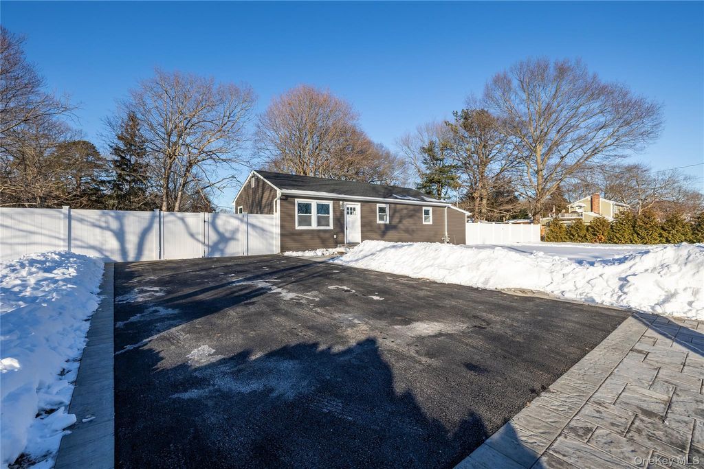 Photo of 39 E Oakdale Street, Bay Shore, NY 11706 (MLS # 957022)
