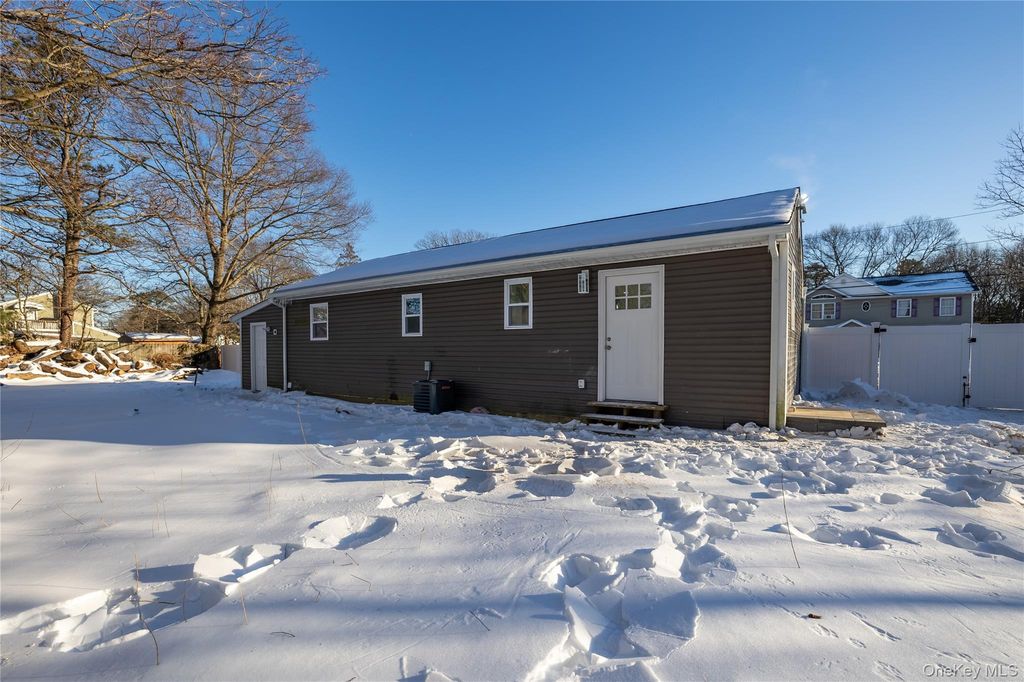 Photo of 39 E Oakdale Street, Bay Shore, NY 11706 (MLS # 957022)