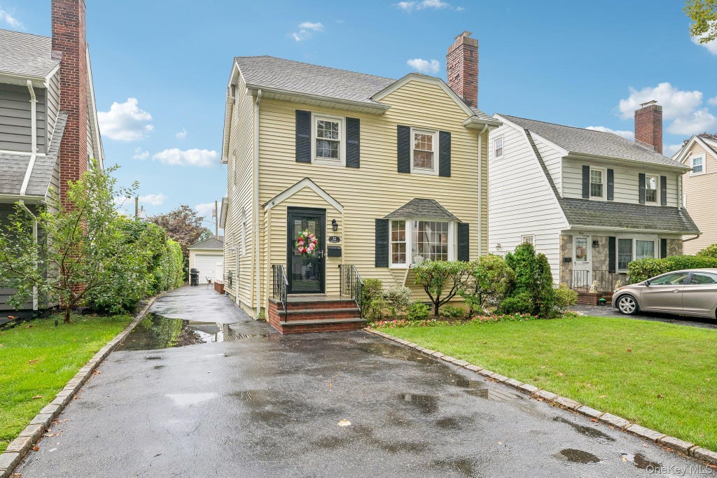 Photo of 32 Cambridge Avenue, Garden City, NY 11530 (MLS # 1038227)