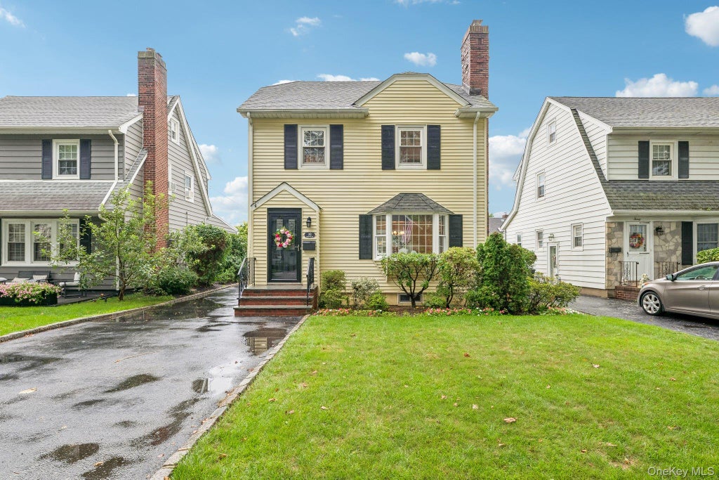 Photo of 32 Cambridge Avenue, Garden City, NY 11530 (MLS # 1038227)