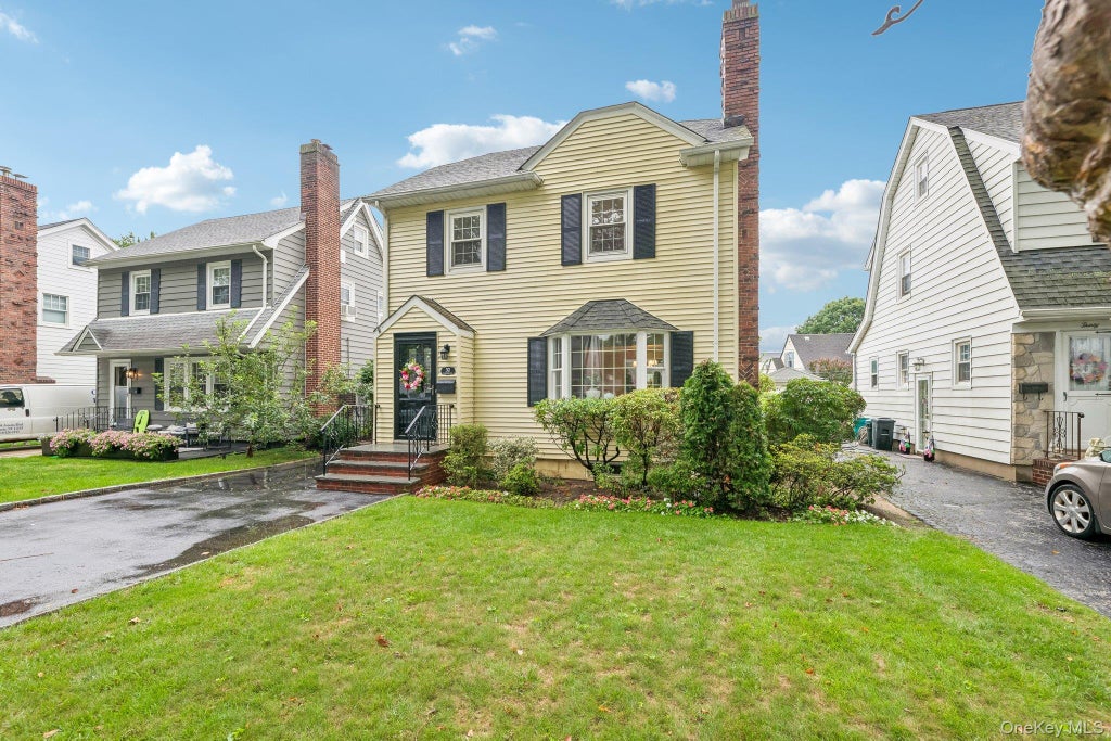 Photo of 32 Cambridge Avenue, Garden City, NY 11530 (MLS # 1038227)