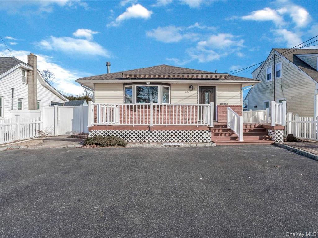 Photo of 1367 Pine Acres Boulevard, Bay Shore, NY 11706 (MLS # 952034)