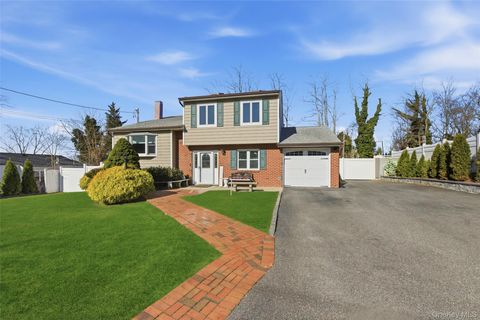 Homes For Sale - 10 Weldon Lane<br/> Farmingville, NY 11738