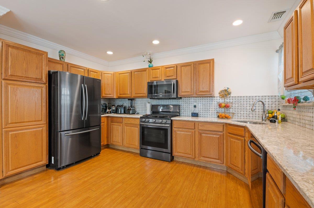 12 Jennifer Lane, Middle Island, New York image 9