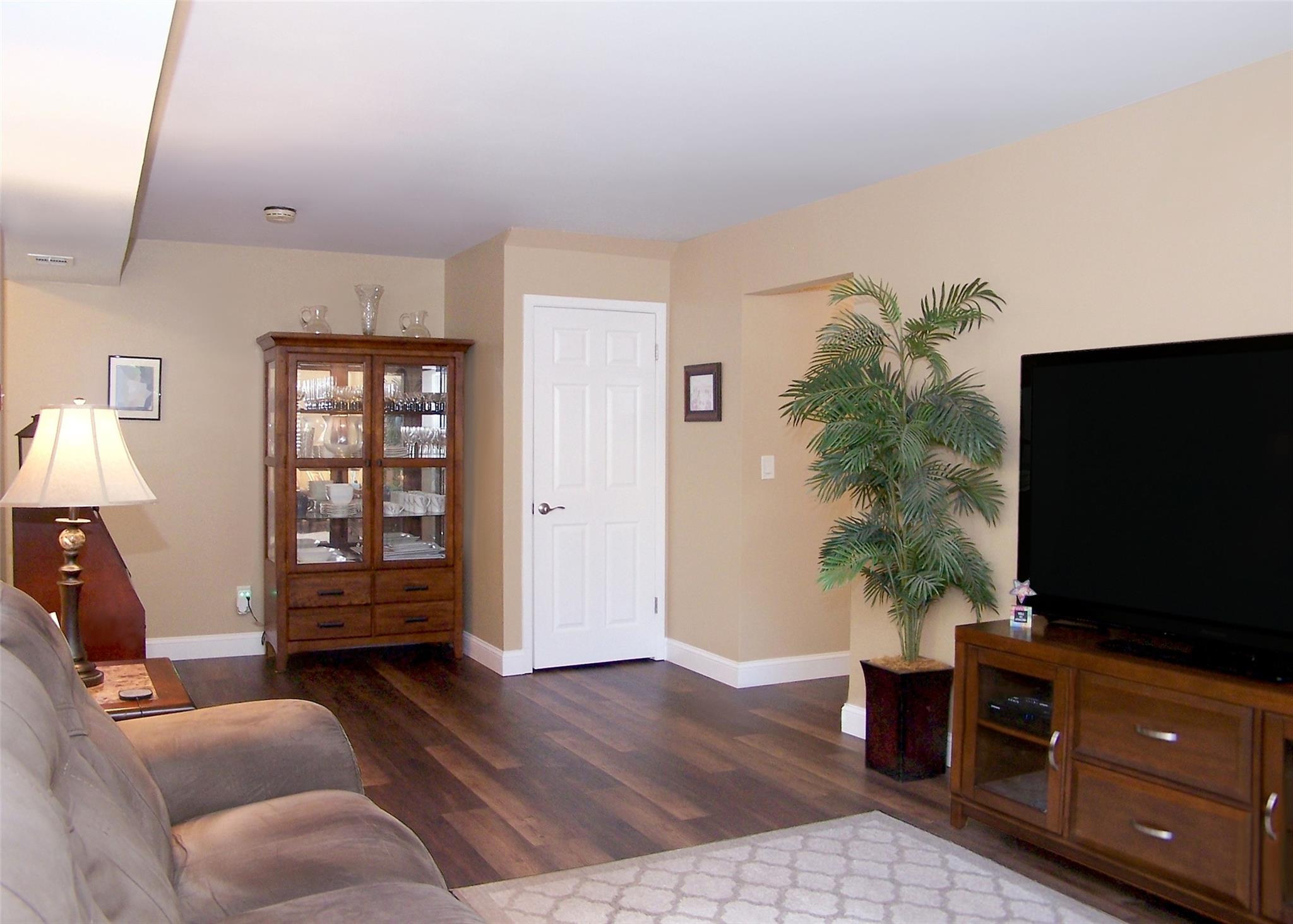 225 Lake Pointe Circle Cir #1, Middle Island, New York image 4