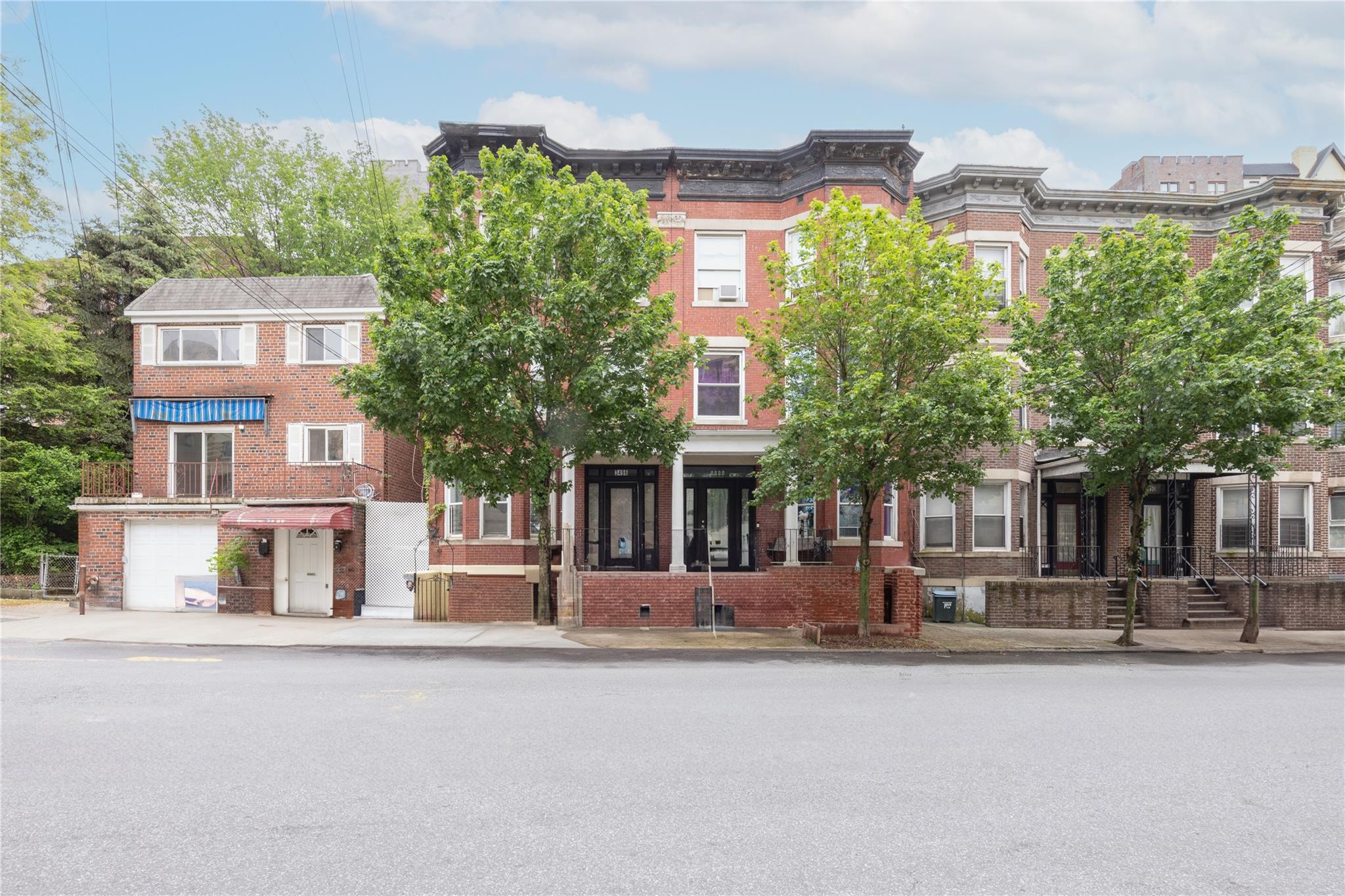Fort Independence Street, Bronx, New York - 7 Bedrooms  
3 Bathrooms - 