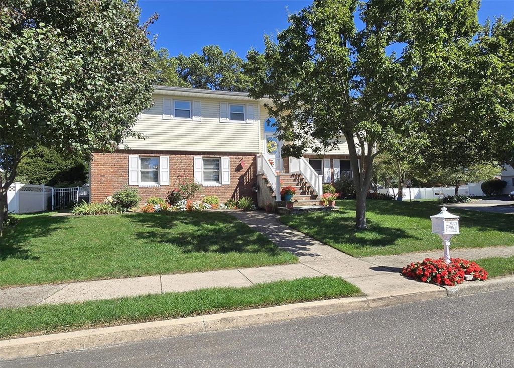 Photo of 70 Parkside Street, Holbrook, NY 11741 (MLS # 918045)