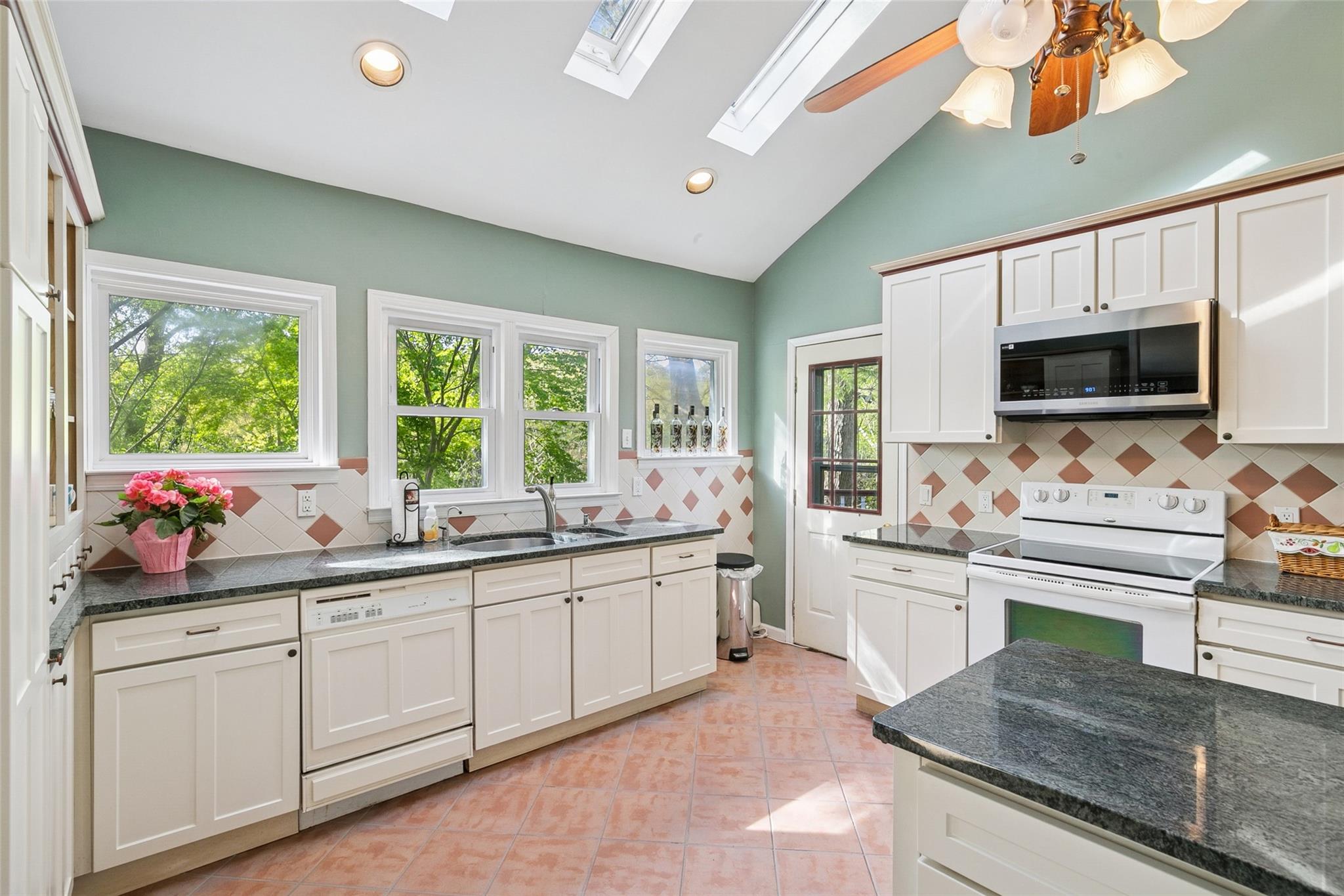 22 Washington Drive Dr, Centerport, New York image 16