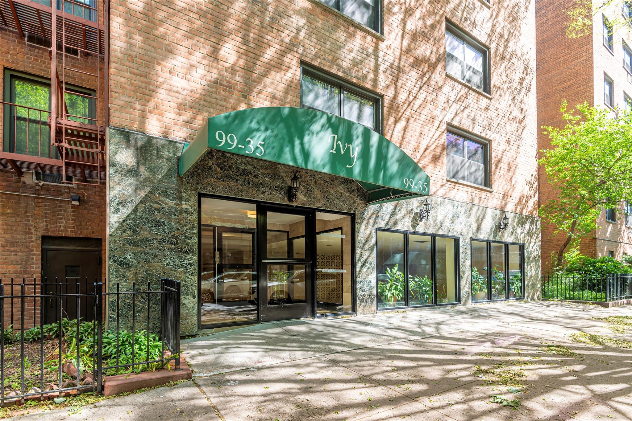 59 Avenue 4K, Corona, Queens, NY - 2 Bedrooms  
1 Bathrooms  
4 Rooms - 