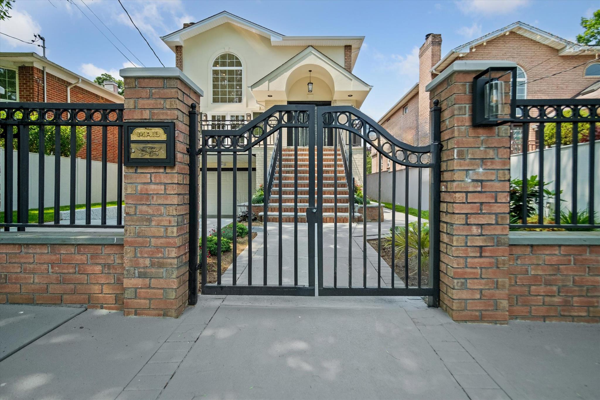 Sutro Street, Holliswood, Queens, NY - 5 Bedrooms  
3 Bathrooms  
10 Rooms - 