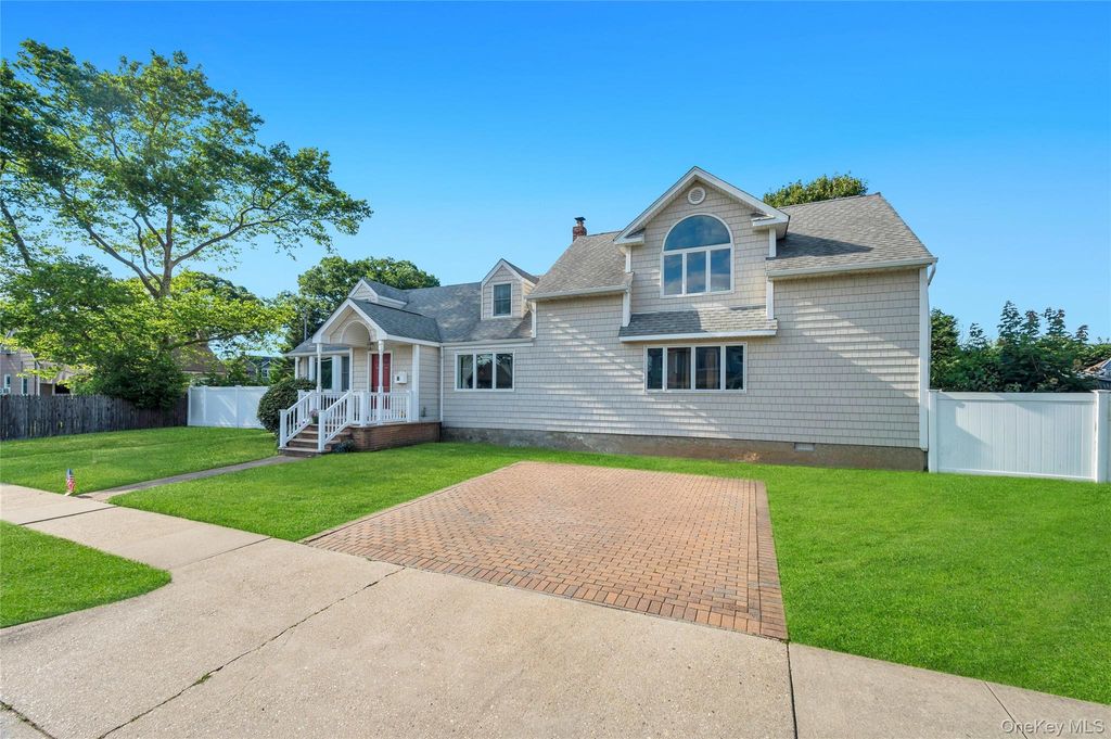 Photo of 40 Columbia Street, Bethpage, NY 11714 (MLS # 1021975)