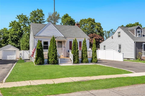 Homes For Sale - 11 Irving Place<br/> Islip Terrace, NY 11752