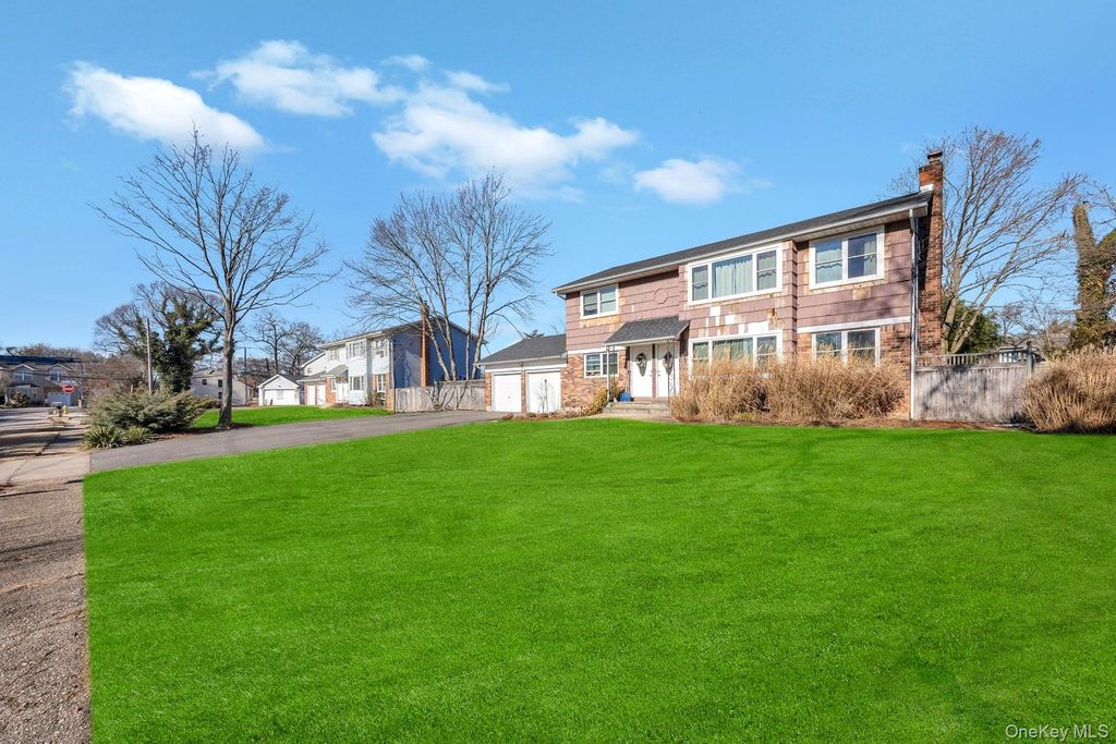 Photo of 11 Marlo Lane, Hauppauge, NY 11788 (MLS # 951687)