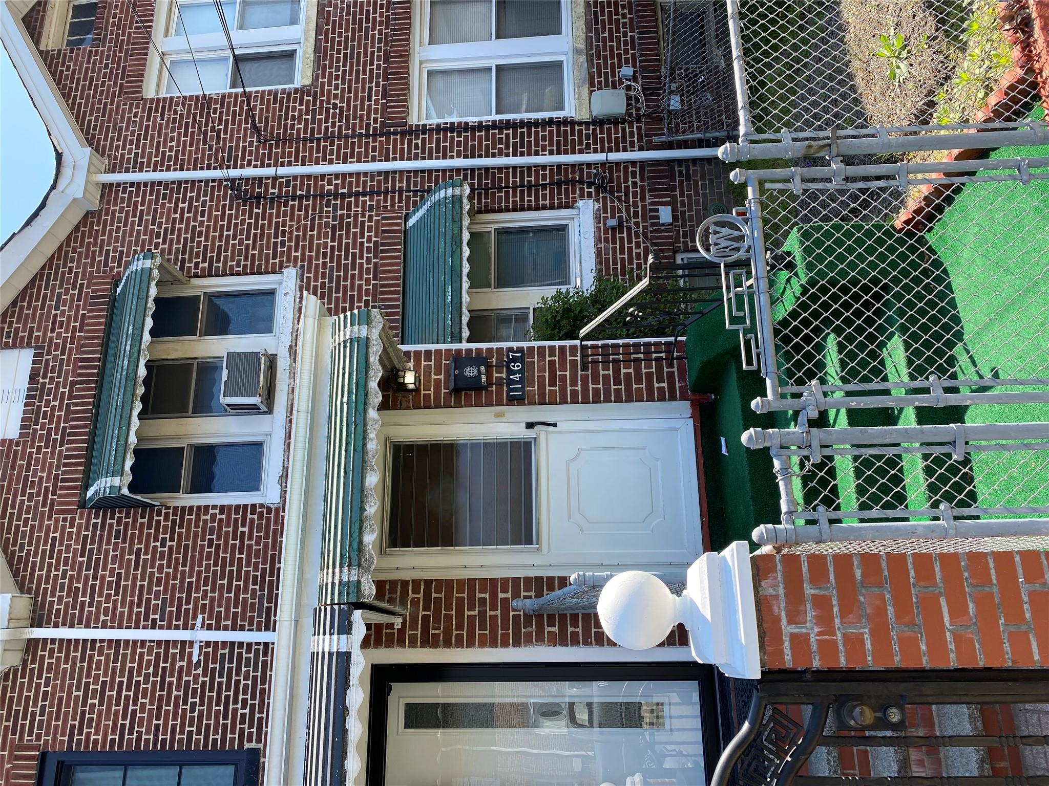 145th St, Jamaica, Queens, NY - 2 Bedrooms  
1 Bathrooms  
6 Rooms - 