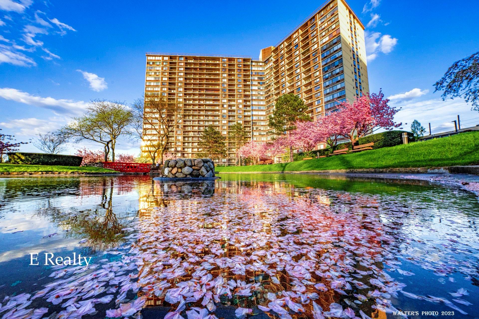 Bay Club Drive 3P, Bayside, Queens, NY - 2 Bedrooms  
2 Bathrooms  
6 Rooms - 