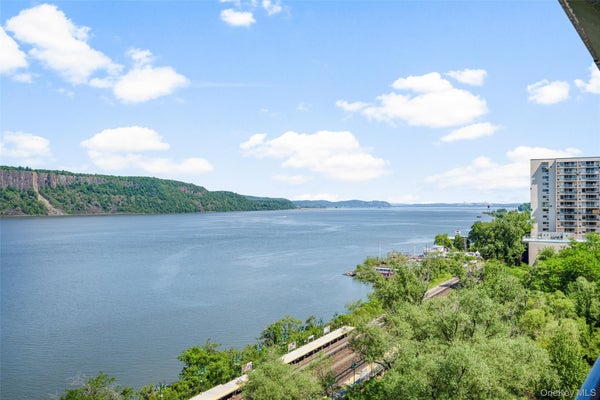 1085 WARBURTON AVE APT 425, YONKERS, NY 10701 - Image 900987cd9be2de4a5265e6bcdec2da94/3848327703