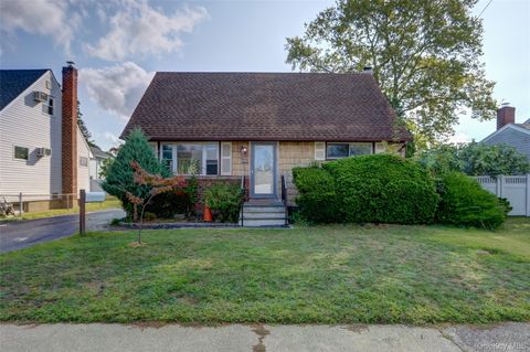 Photo of 33 Oak street St, Hicksville, NY 11801 (MLS # 924112)