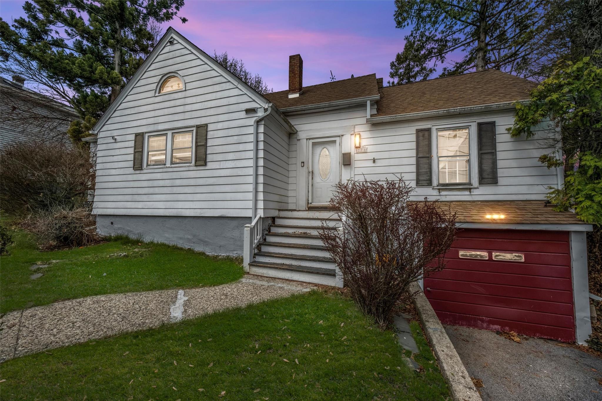 Forest Avenue, Middletown, New York - 4 Bedrooms  
2 Bathrooms  
7 Rooms - 