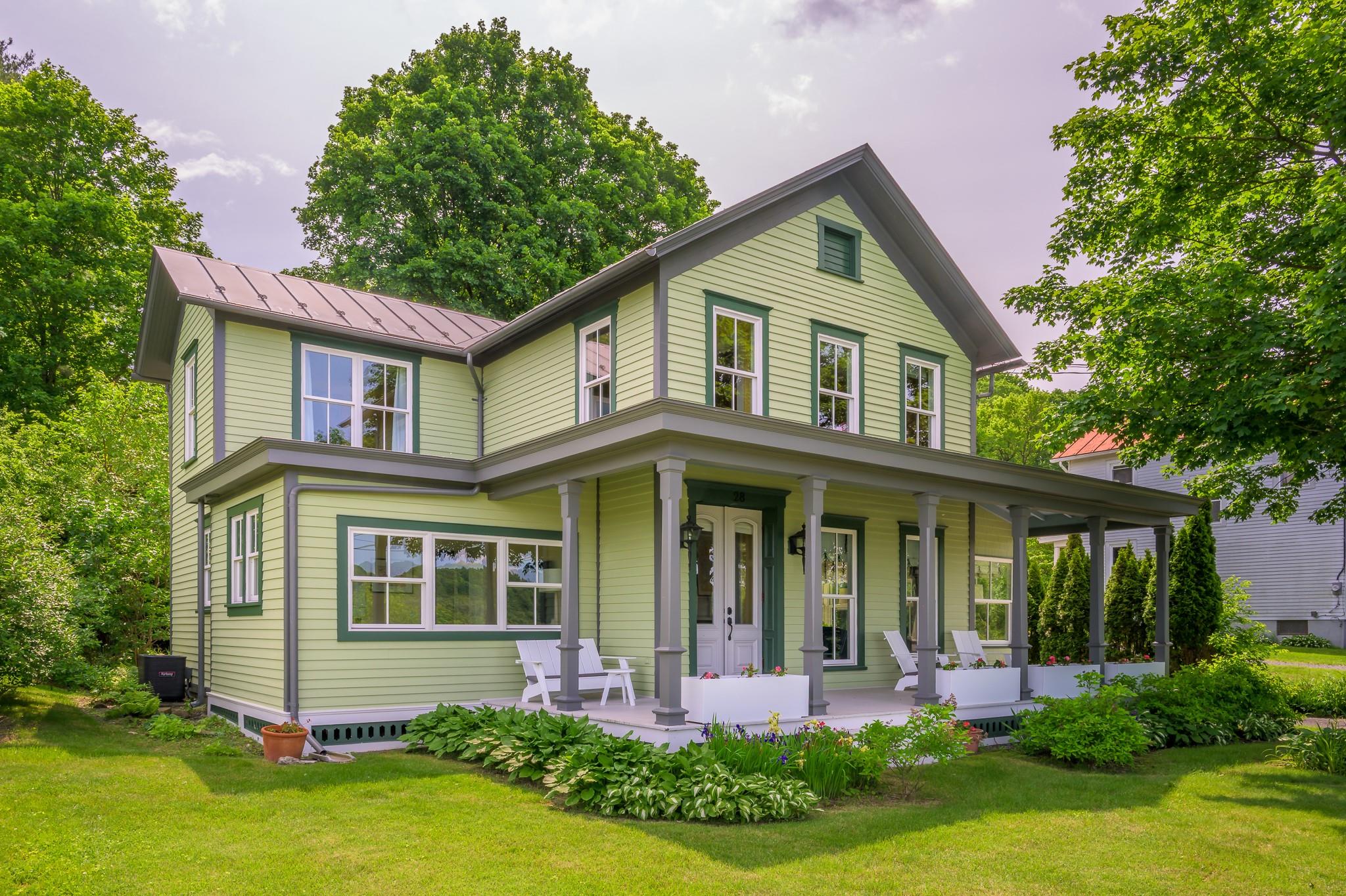 Riverview Street, Kinderhook, New York - 3 Bedrooms  
2 Bathrooms  
9 Rooms - 